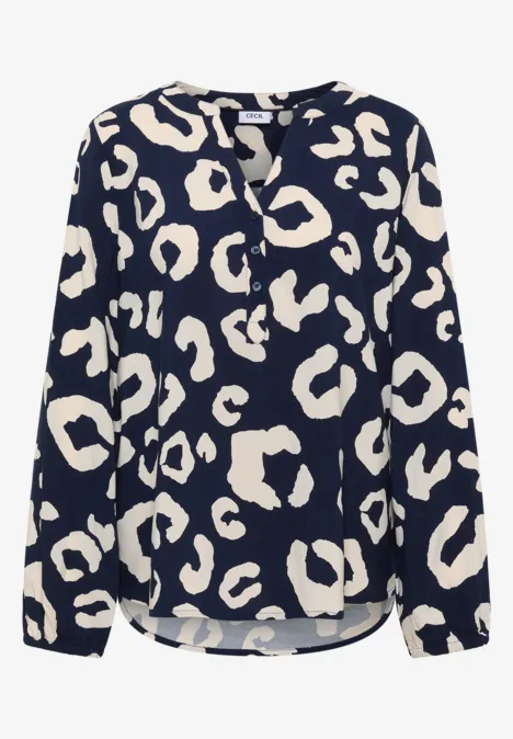 Dunkelblaue Bluse mit weißem, abstraktem Leopardenmuster.